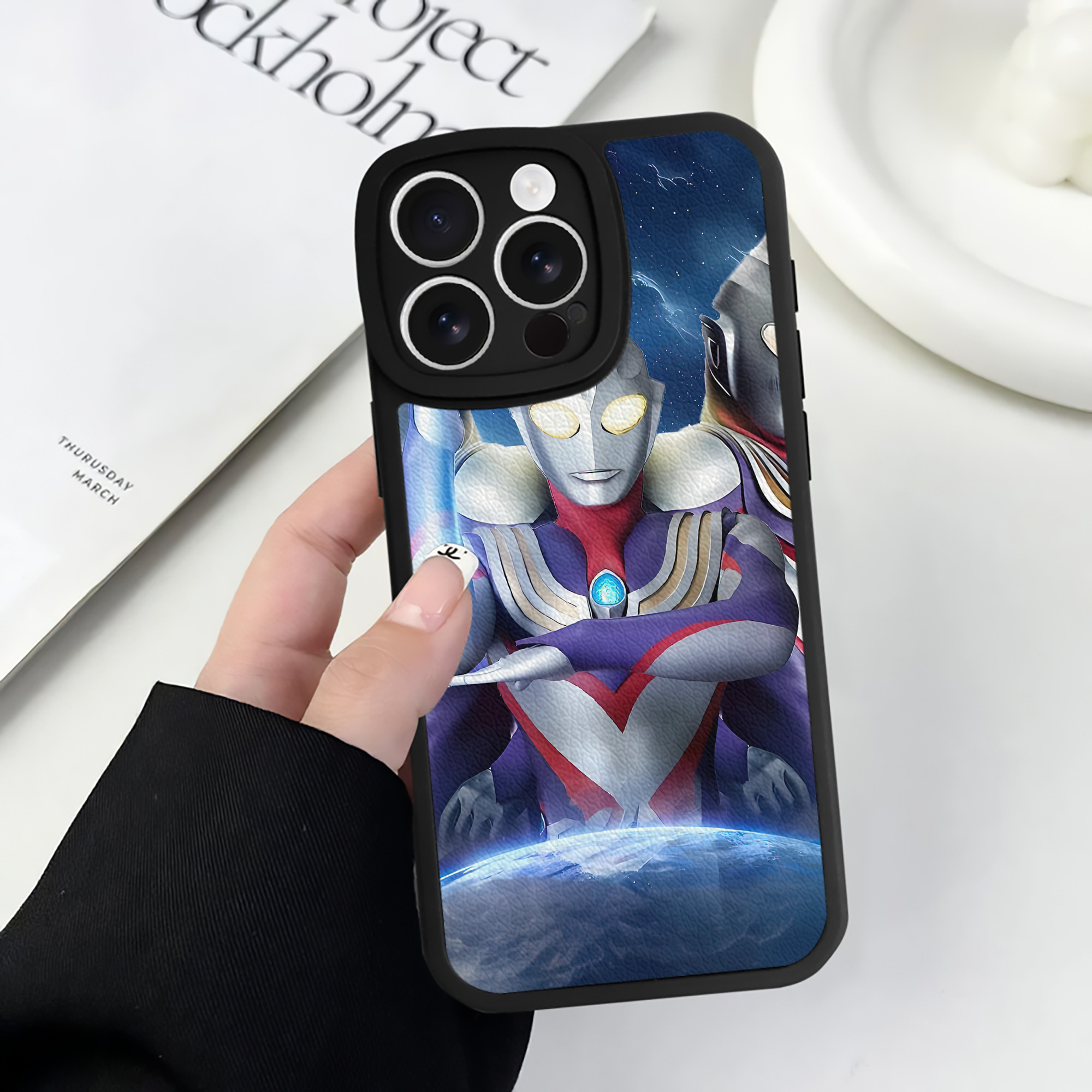 （画像用） ウルトラマン Ultraman 【iPhone 16シリーズ対応】シリコンスマホケース（レザー調） 材質：シリコン